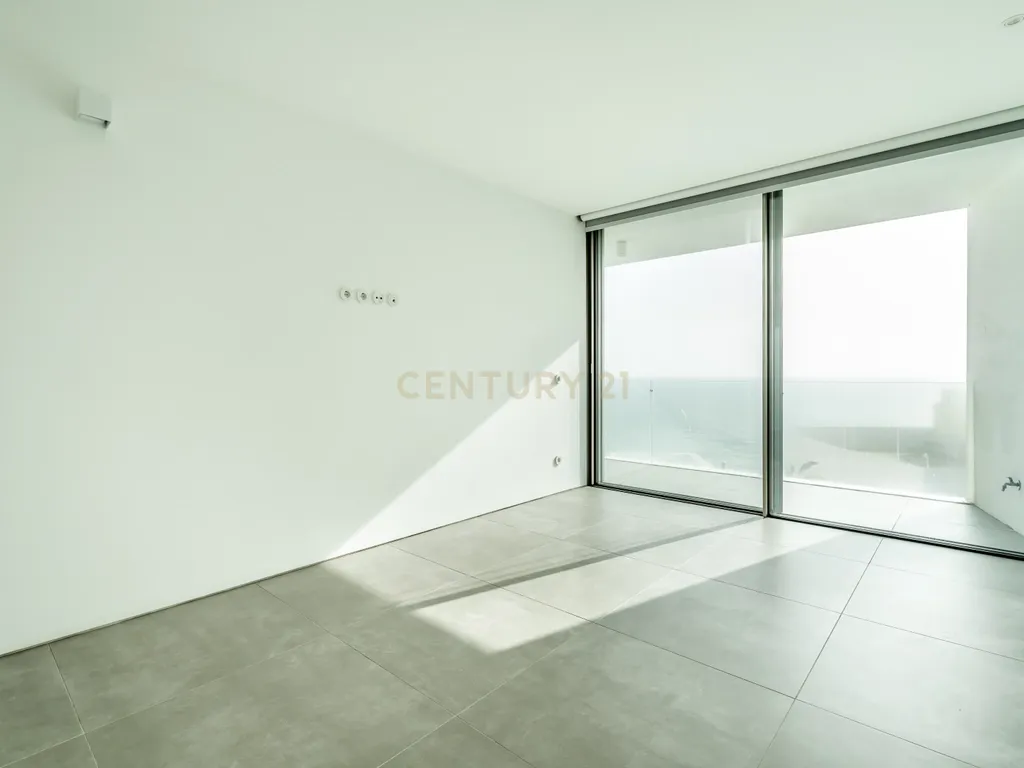 Moradia em Frente ao Mar com piscina, e grandes espaços exteriores. - Image 26