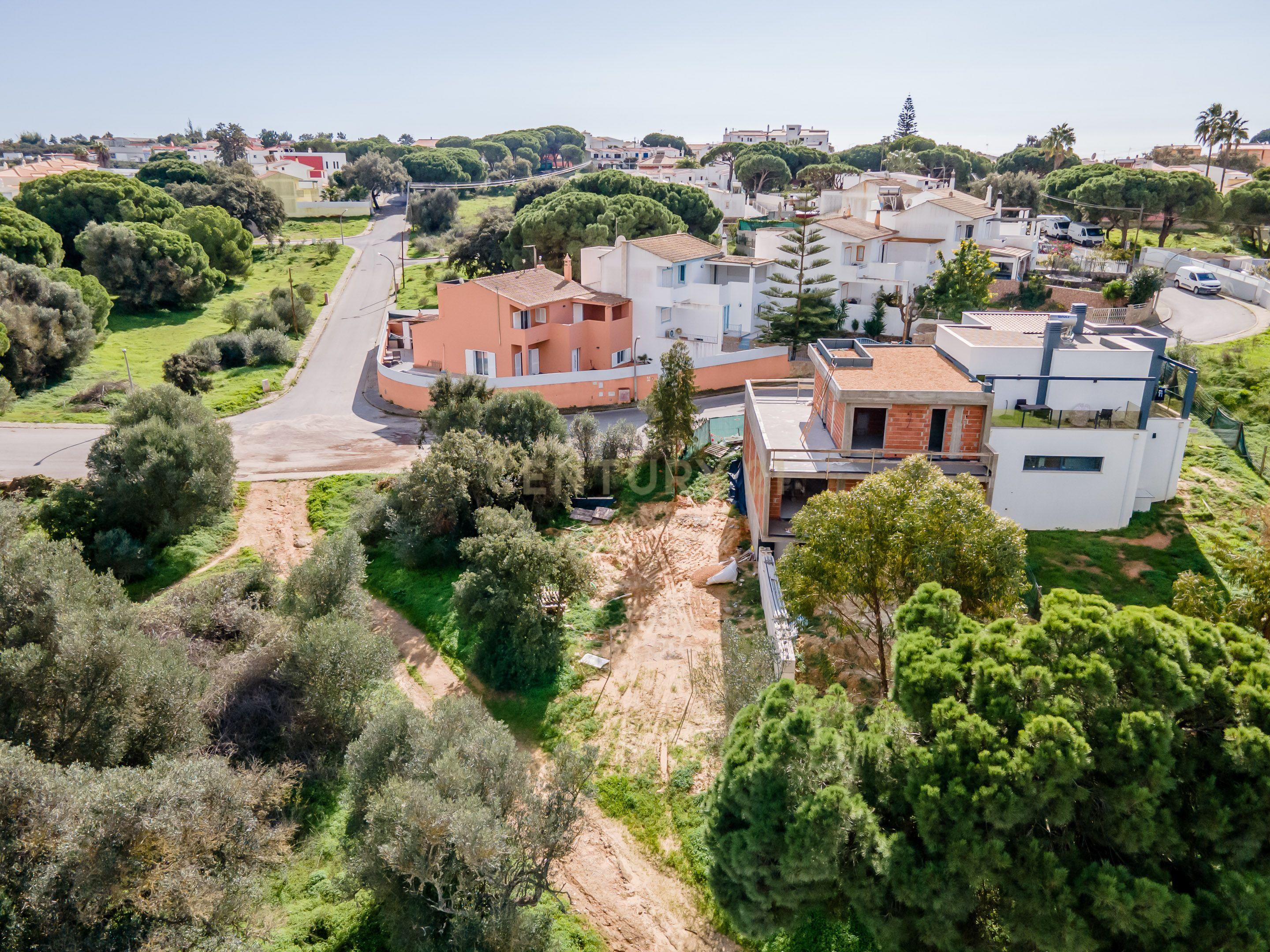 Lote de Terreno Urbano para Construção de Moradia T2, localizado em zona privilegiada e a 5 Km da praia - Image 1