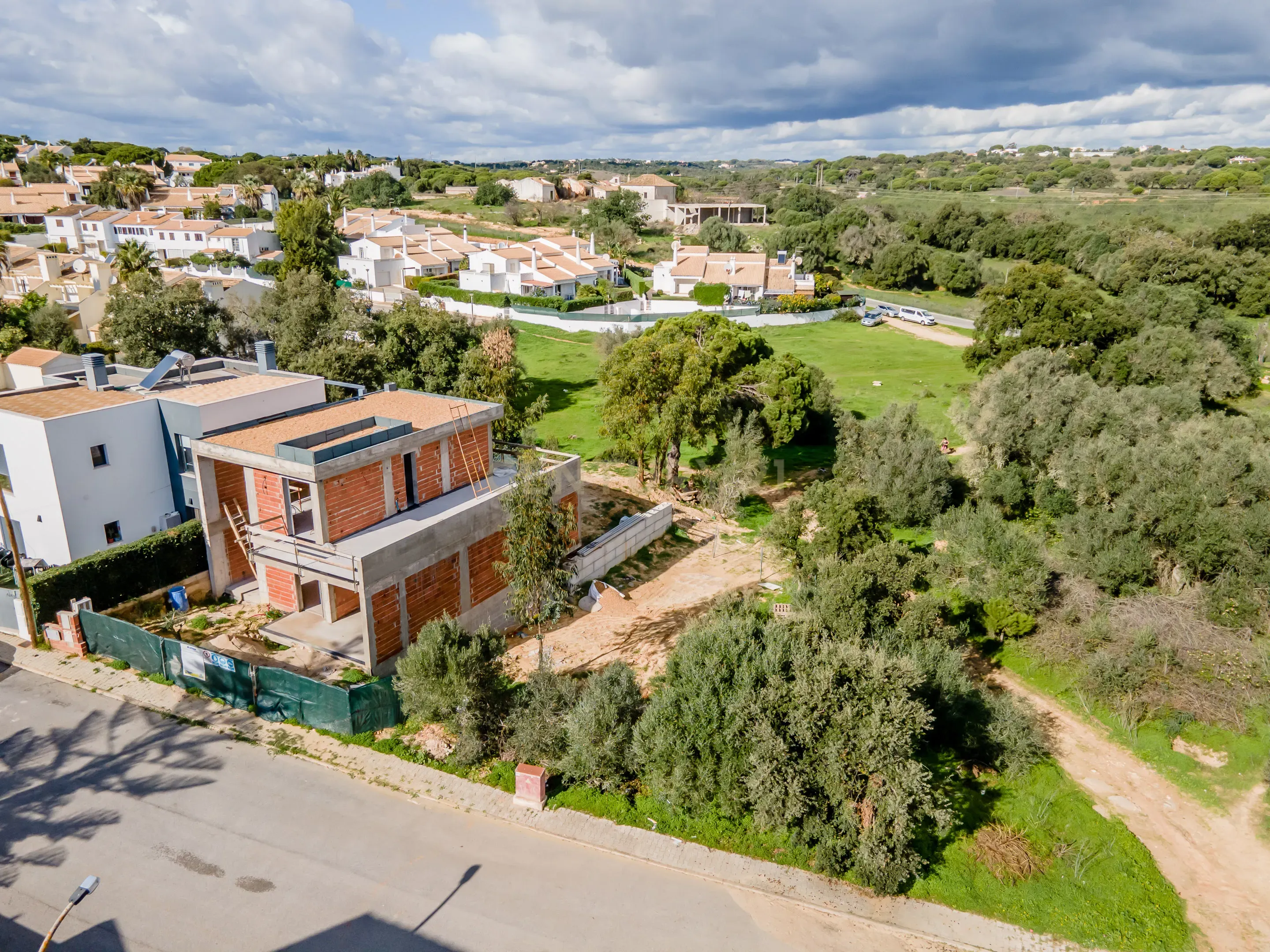 Lote de Terreno Urbano para Construção de Moradia T2, localizado em zona privilegiada e a 5 Km da praia - Image 5