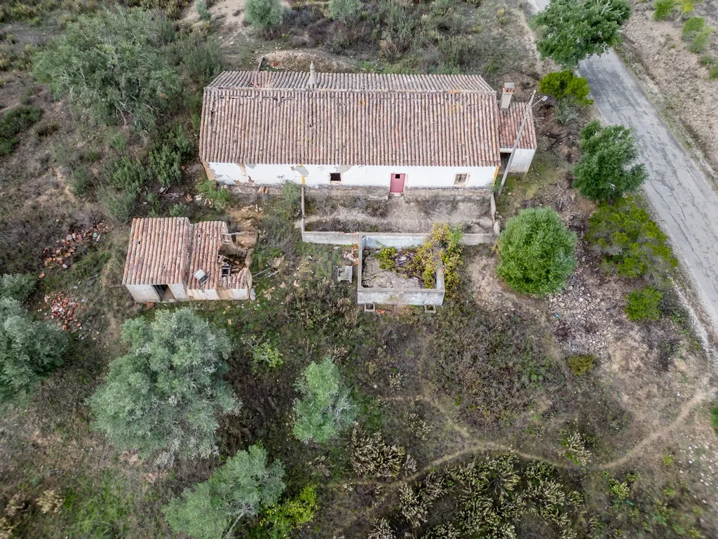 Moradia de 136 m2 para reabilitar em lote urbano de 960m2 num terreno total de 9 hectares localizada em São Marcos da Serra - Image 2
