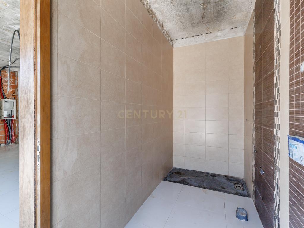 Terreno com moradia contemporânea para terminar - Urbanização Cerro Azul, Quelfes - Image 16