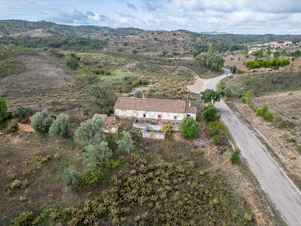 Moradia de 136 m2 para reabilitar em lote urbano de 960m2 num terreno total de 9 hectares localizada em São Marcos da Serra - Image 13