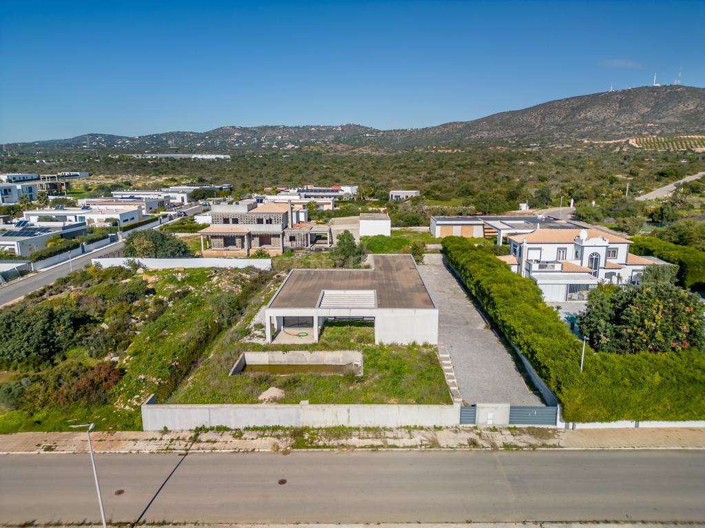 Terreno com moradia contemporânea para terminar - Urbanização Cerro Azul, Quelfes - Image 2