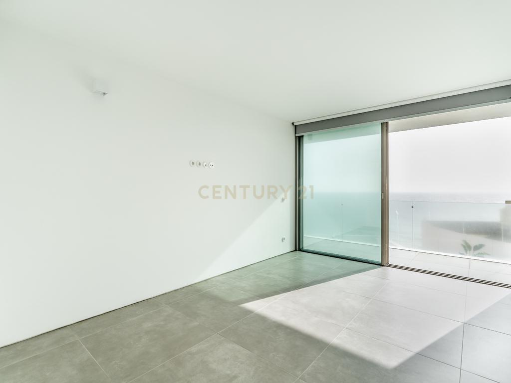 Moradia em Frente ao Mar com piscina, e grandes espaços exteriores. - Image 29