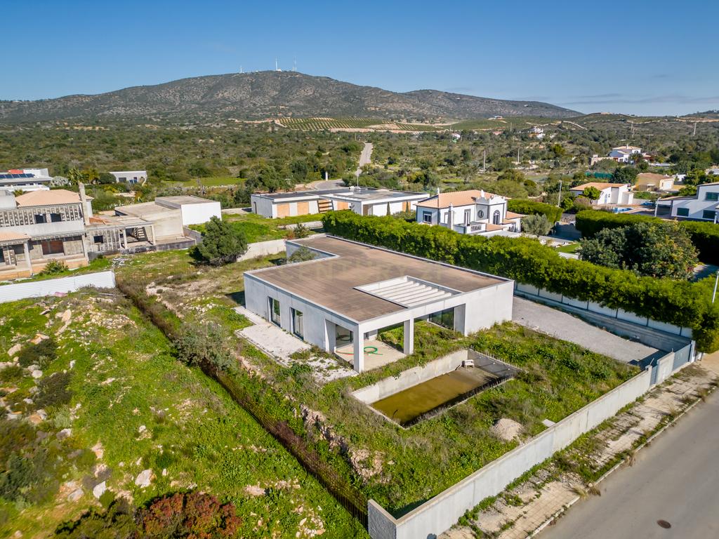 Terreno com moradia contemporânea para terminar - Urbanização Cerro Azul, Quelfes - Image 1