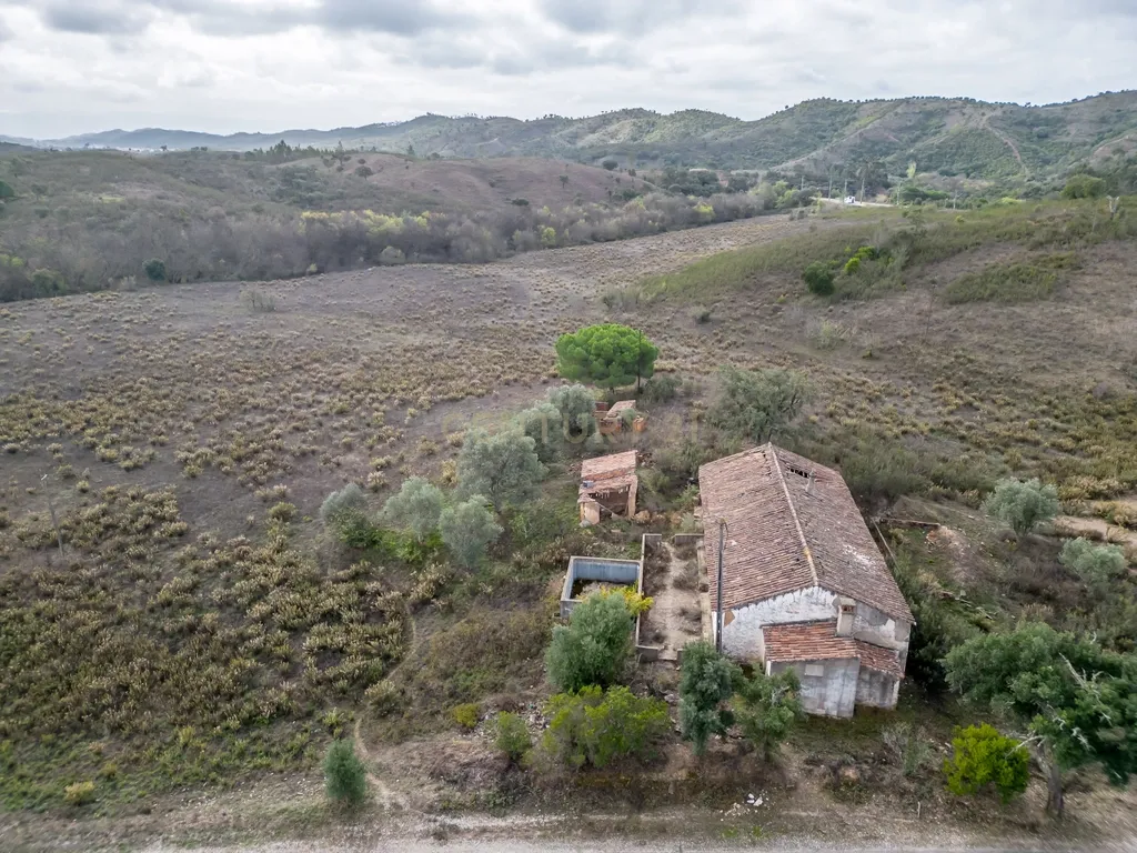 Moradia de 136 m2 para reabilitar em lote urbano de 960m2 num terreno total de 9 hectares localizada em São Marcos da Serra - Image 22