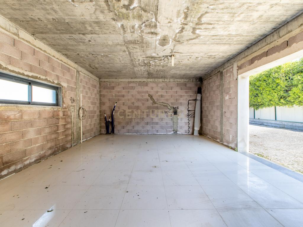 Terreno com moradia contemporânea para terminar - Urbanização Cerro Azul, Quelfes - Image 33
