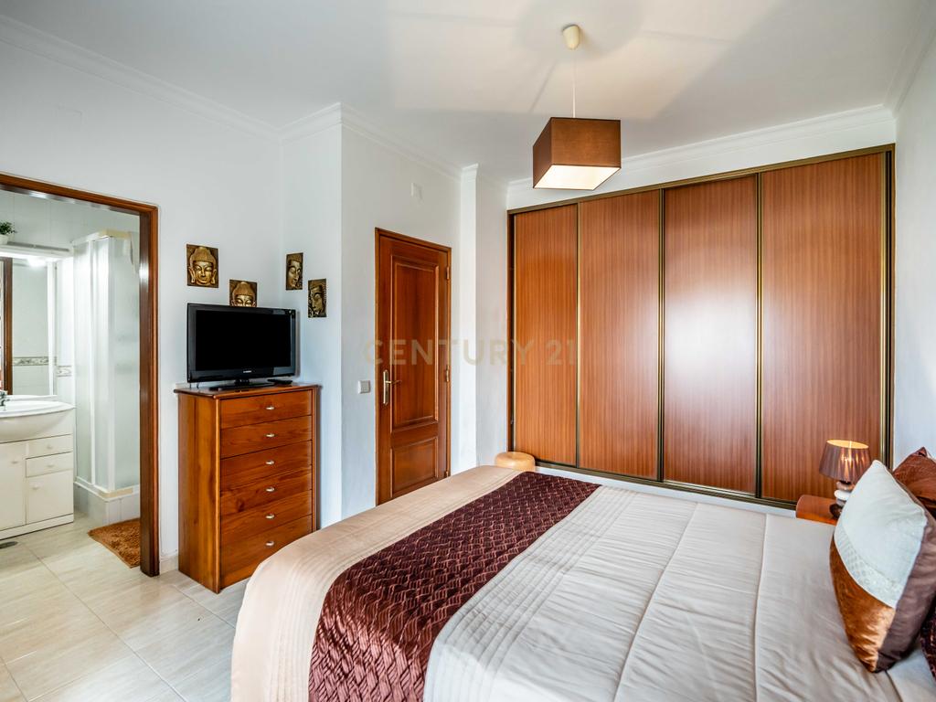 Apartamento T3 com áreas generosas, Garagem em Box, em Portimão - Image 15