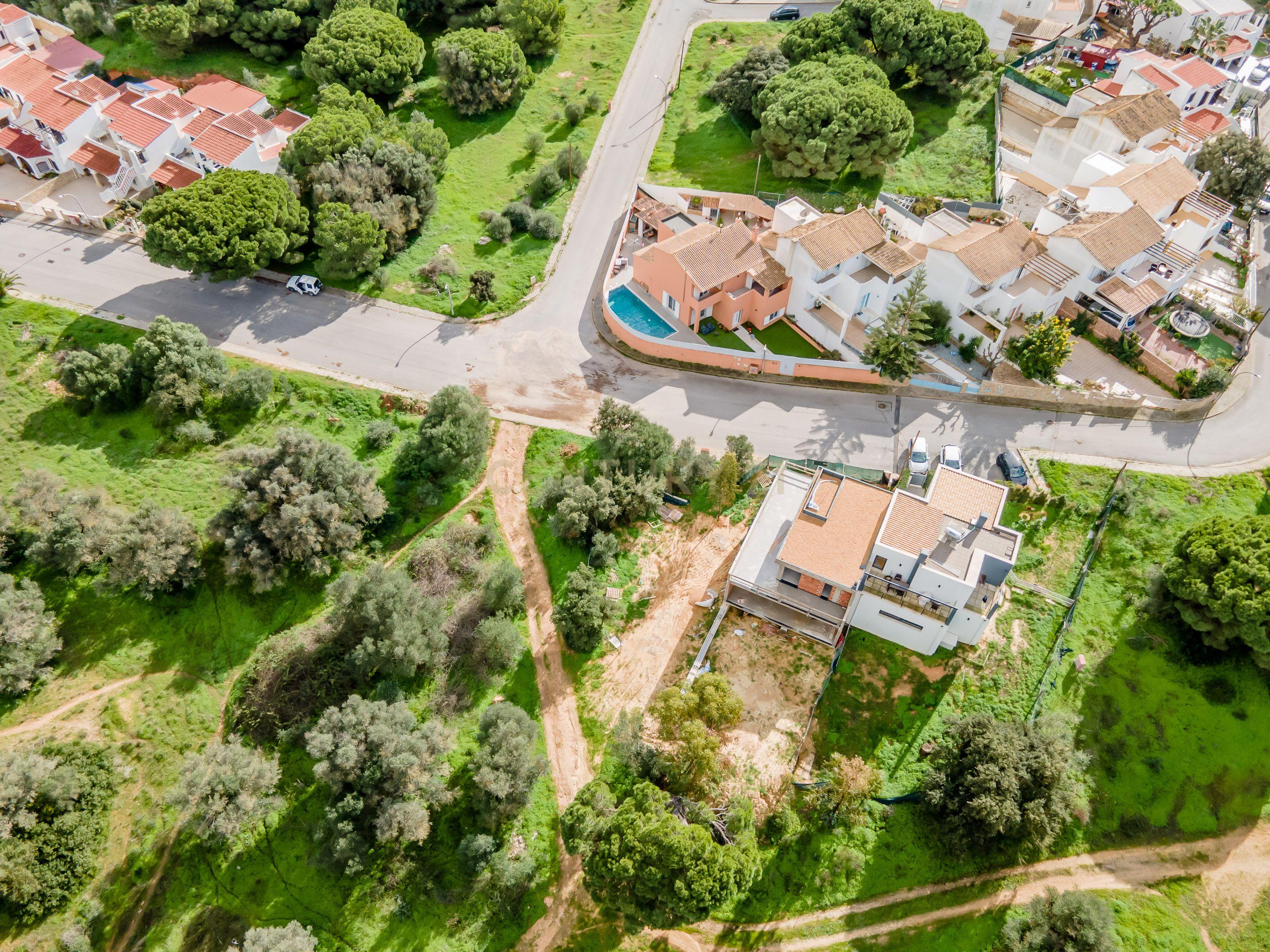 Lote de Terreno Urbano para Construção de Moradia T2, localizado em zona privilegiada e a 5 Km da praia - Image 8