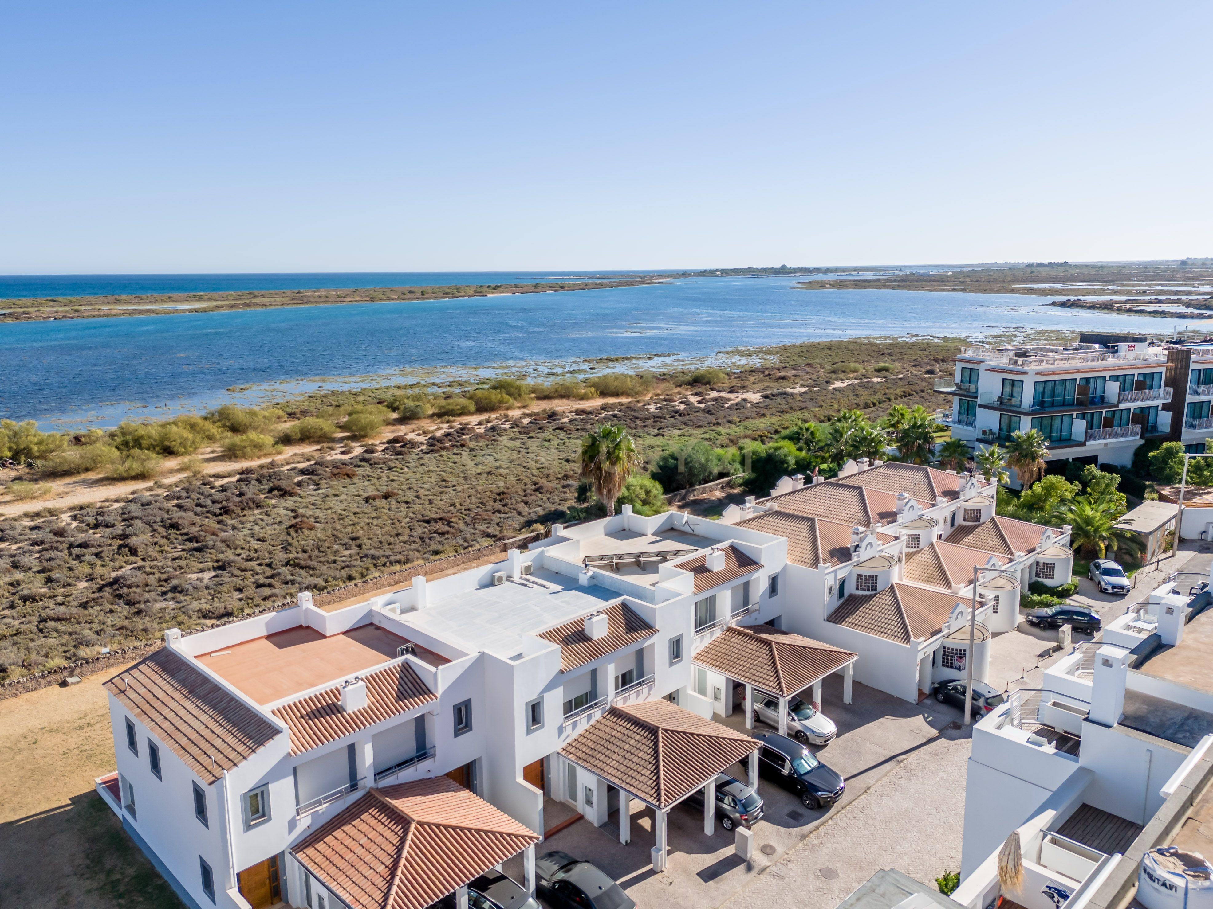 Moradia na 1º linha da Ria Formosa, no Resort Golden Club Cabanas de Tavira - Image 1