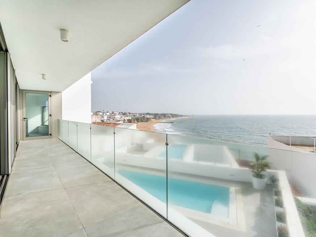 Moradia em Frente ao Mar com piscina, e grandes espaços exteriores. - Image 34