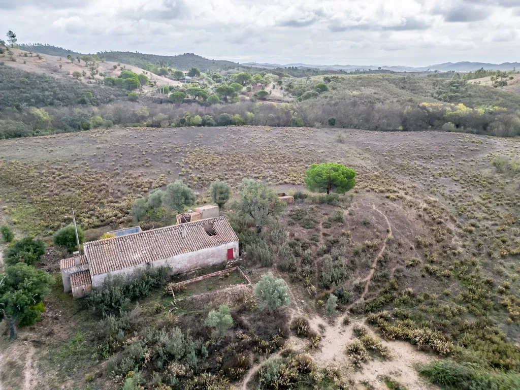 Moradia de 136 m2 para reabilitar em lote urbano de 960m2 num terreno total de 9 hectares localizada em São Marcos da Serra - Image 16