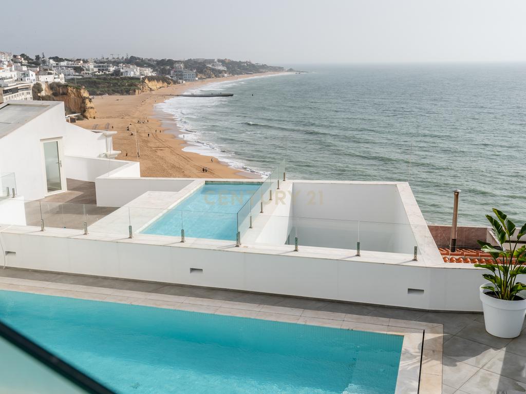 Moradia em Frente ao Mar com piscina, e grandes espaços exteriores. - Image 28