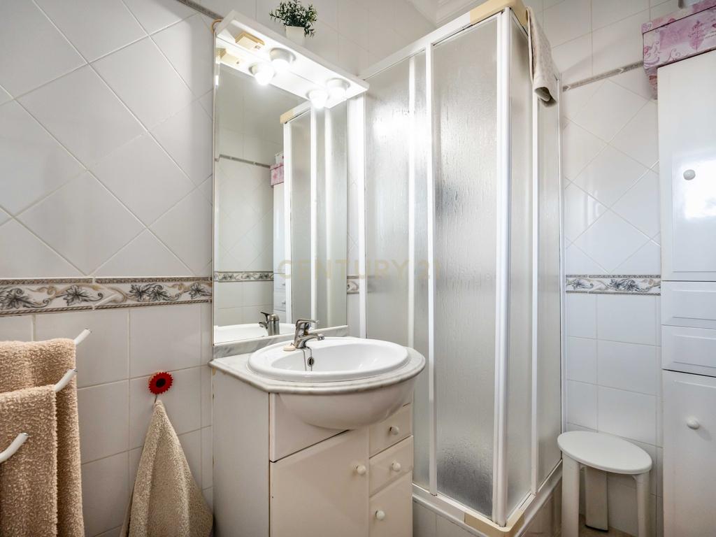Apartamento T3 com áreas generosas, Garagem em Box, em Portimão - Image 17