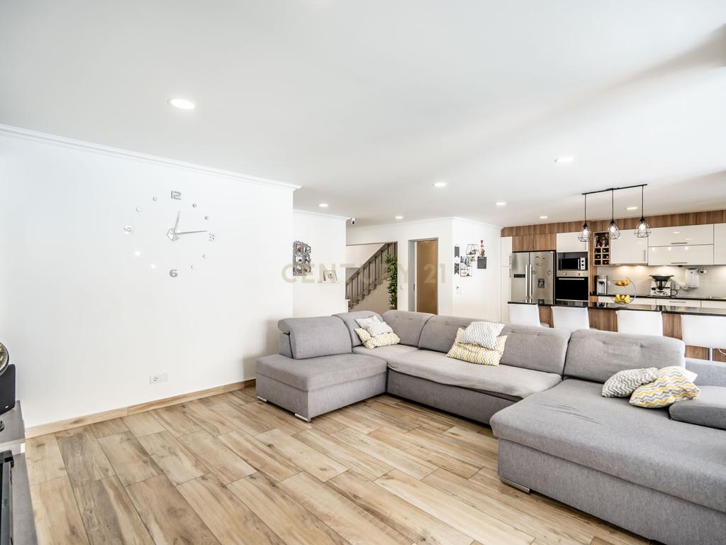 Moradia T6 com Piscina e 2 Anexos em Faro – Totalmente Renovada com Materiais de Alta Qualidade - Image 5