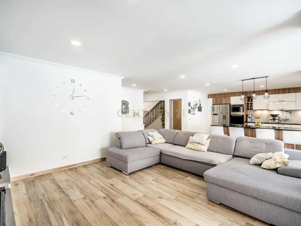 Moradia T6 com Piscina e 2 Anexos em Faro – Totalmente Renovada com Materiais de Alta Qualidade - Image 5