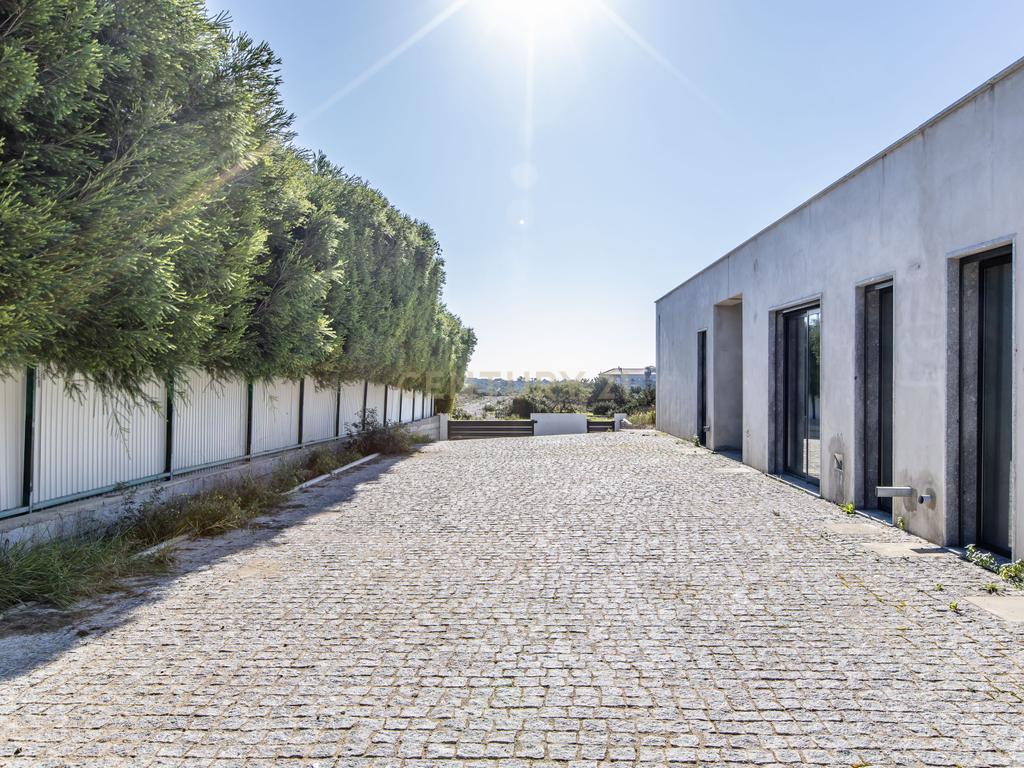 Terreno com moradia contemporânea para terminar - Urbanização Cerro Azul, Quelfes - Image 4