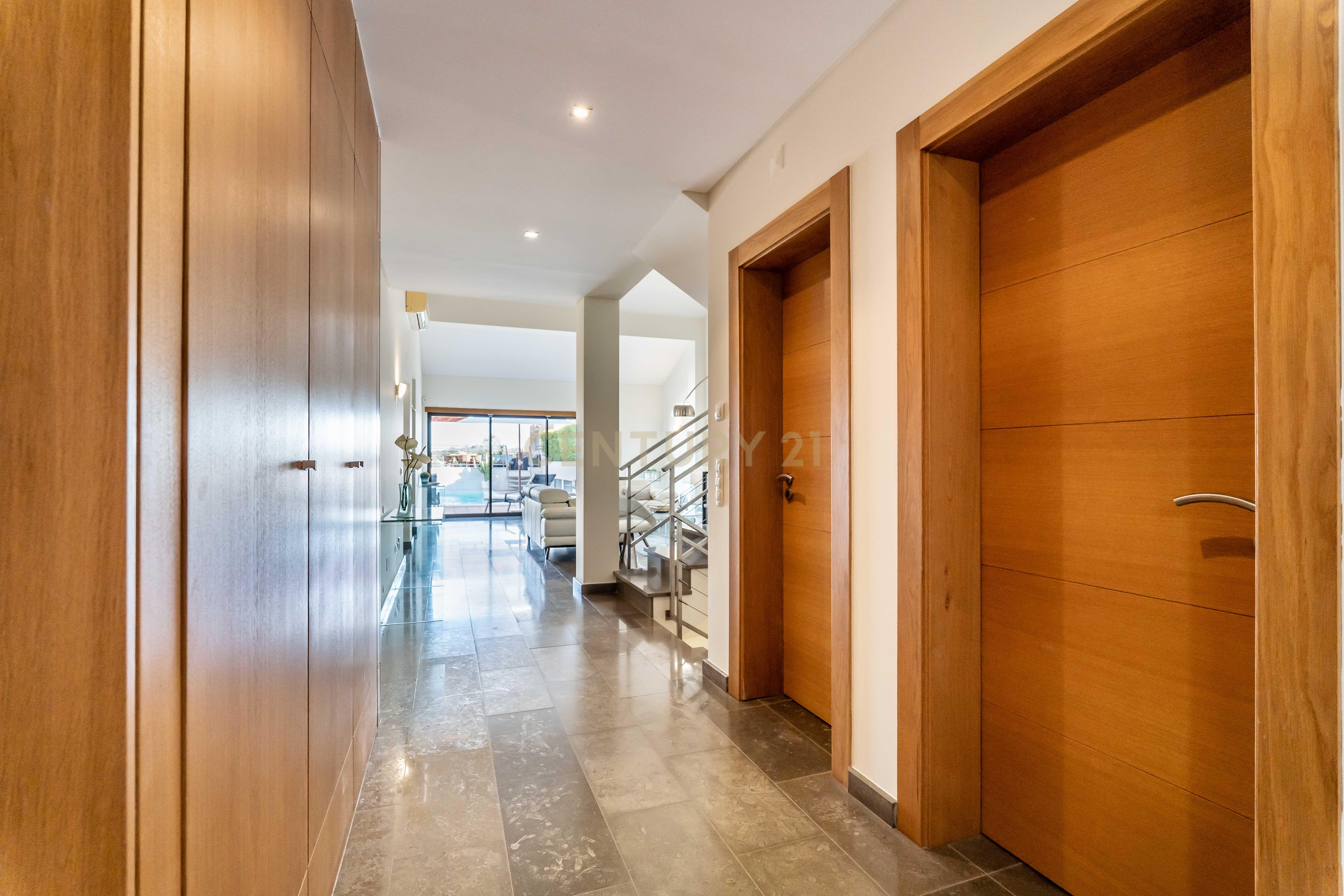 Deslumbrante Moradia T5 em Vilamoura com uma área total de 265m2 - Image 36