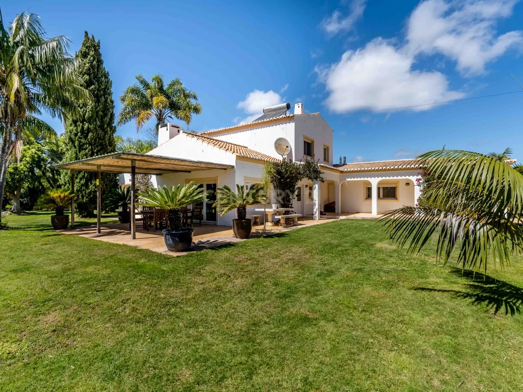 Oásis Privado com Grande Potencial Comercial em Lagoa (Algarve) - Image 3