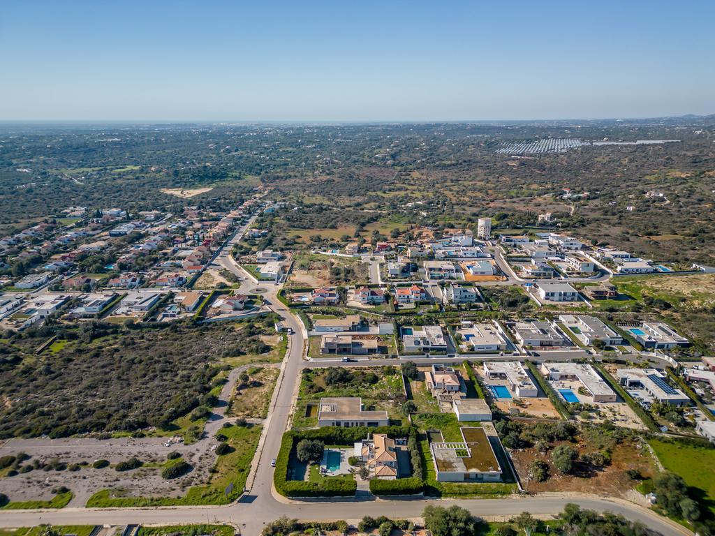 Terreno com moradia contemporânea para terminar - Urbanização Cerro Azul, Quelfes - Image 40
