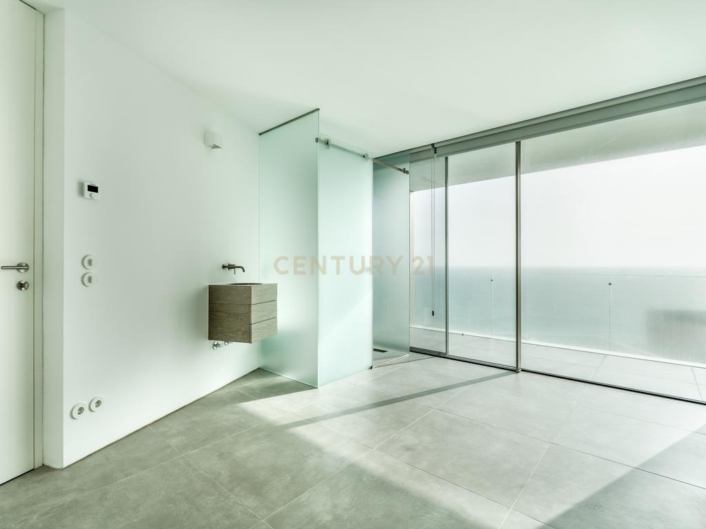 Moradia em Frente ao Mar com piscina, e grandes espaços exteriores. - Image 19