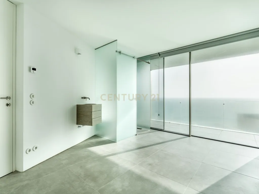Moradia em Frente ao Mar com piscina, e grandes espaços exteriores. - Image 19