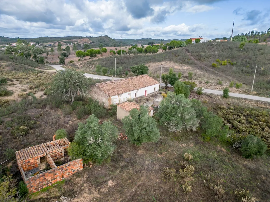 Moradia de 136 m2 para reabilitar em lote urbano de 960m2 num terreno total de 9 hectares localizada em São Marcos da Serra - Image 34