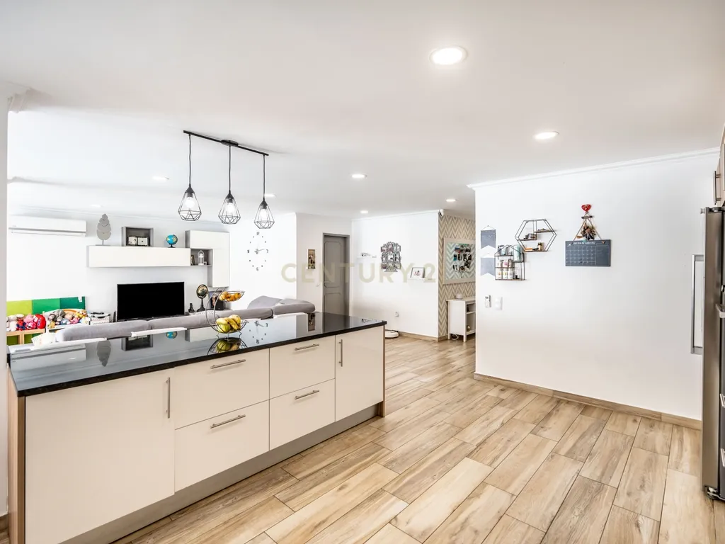 Moradia T6 com Piscina e 2 Anexos em Faro – Totalmente Renovada com Materiais de Alta Qualidade - Image 3