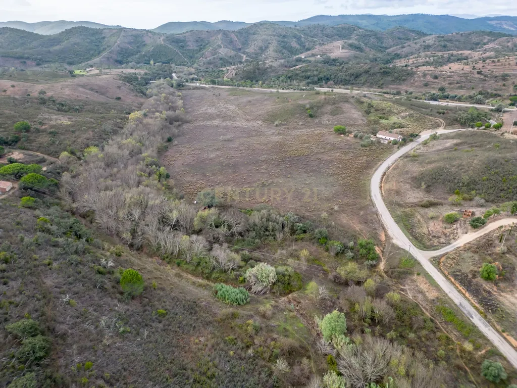 Moradia de 136 m2 para reabilitar em lote urbano de 960m2 num terreno total de 9 hectares localizada em São Marcos da Serra - Image 19