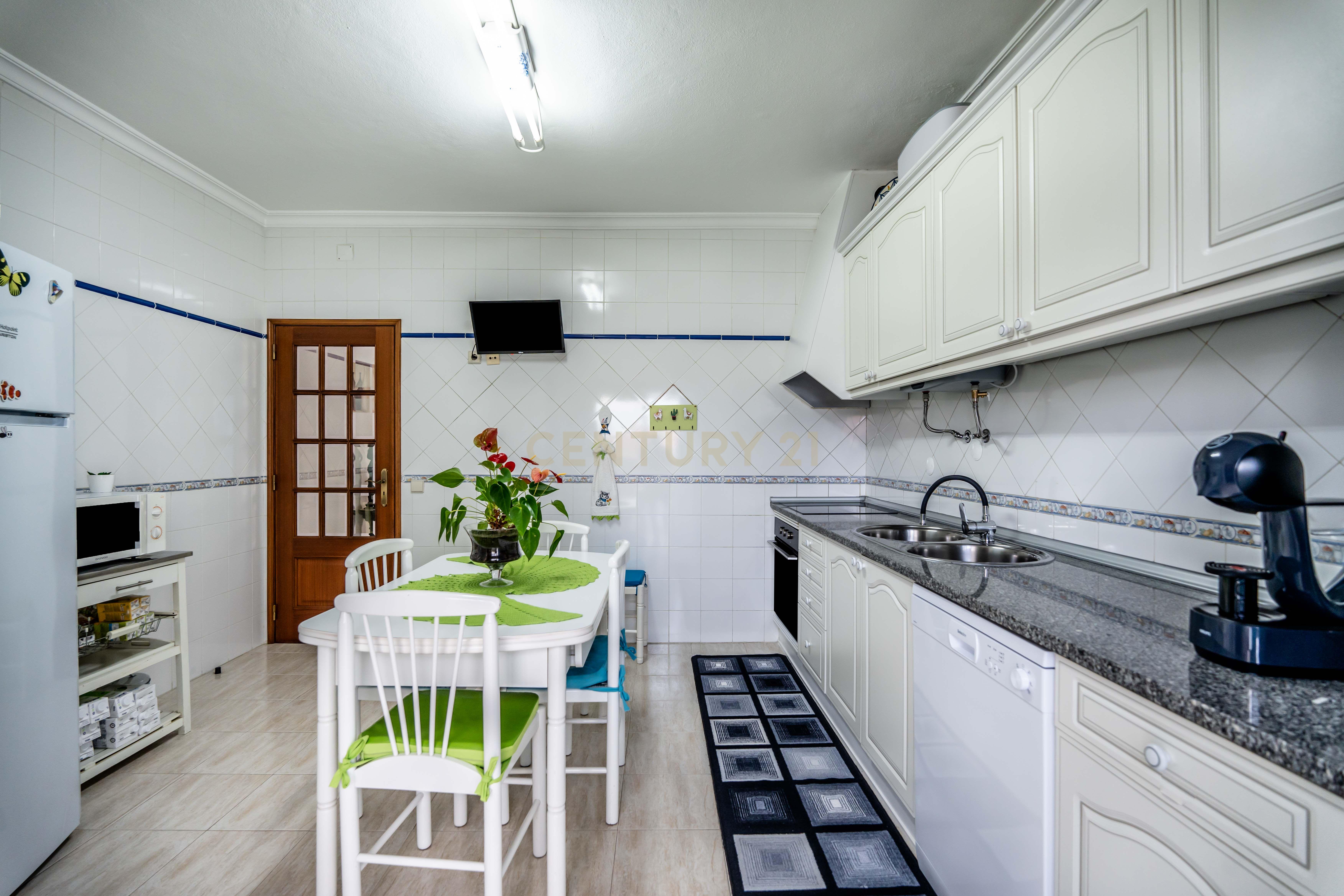 Apartamento T3 com áreas generosas, Garagem em Box, em Portimão - Image 9