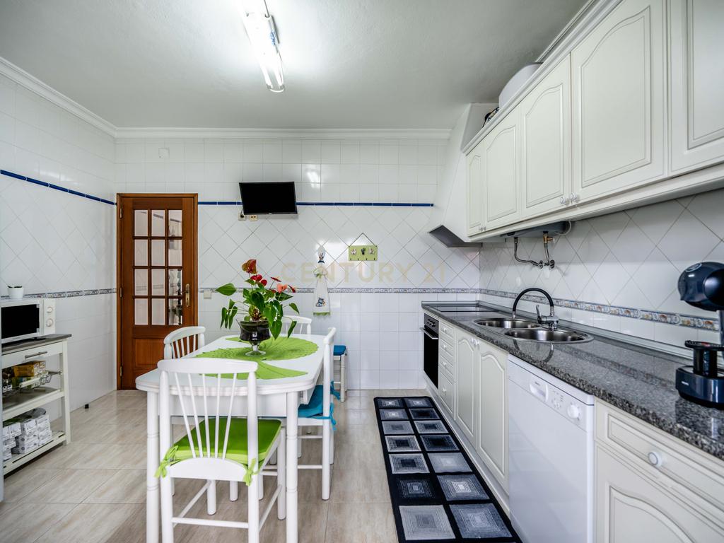 Apartamento T3 com áreas generosas, Garagem em Box, em Portimão - Image 9