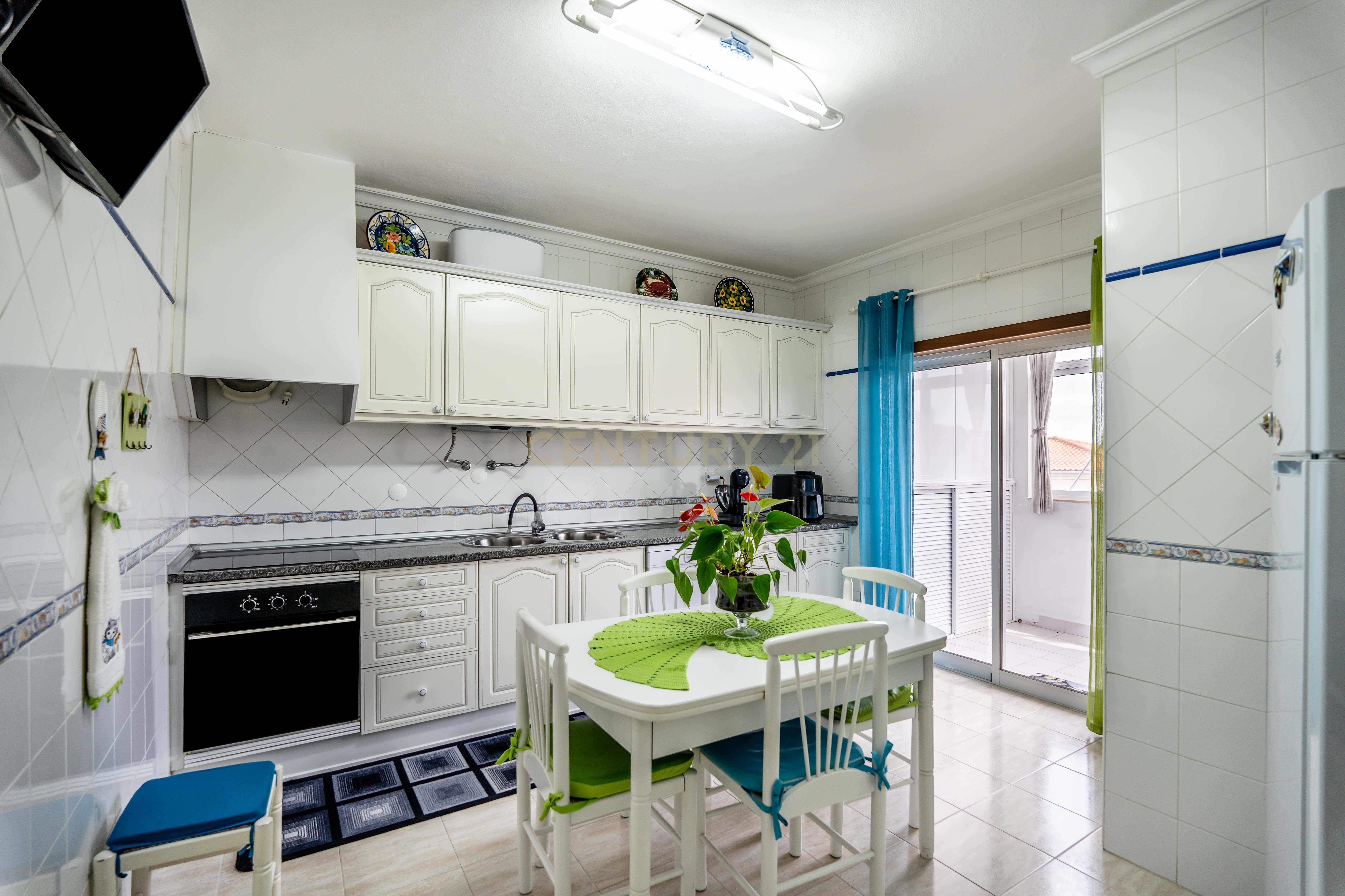 Apartamento T3 com áreas generosas, Garagem em Box, em Portimão - Image 10