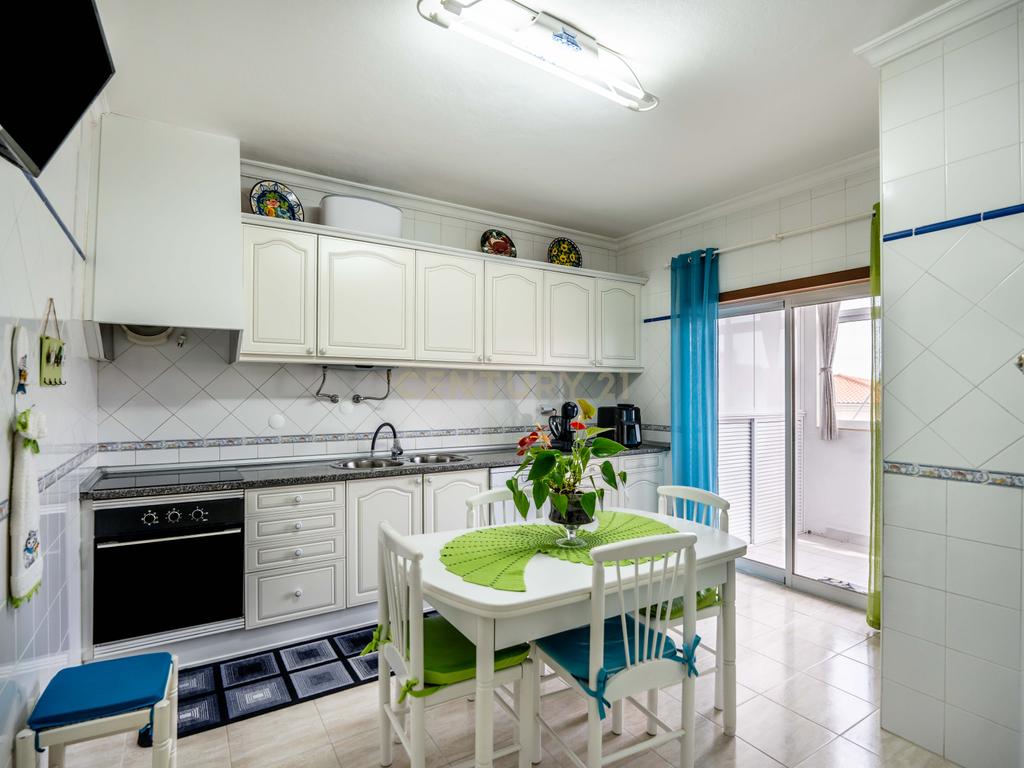 Apartamento T3 com áreas generosas, Garagem em Box, em Portimão - Image 10
