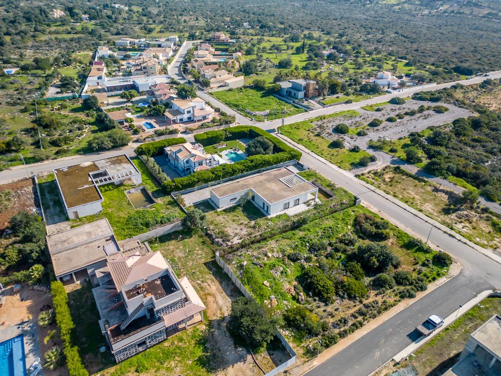 Terreno com moradia contemporânea para terminar - Urbanização Cerro Azul, Quelfes - Image 39
