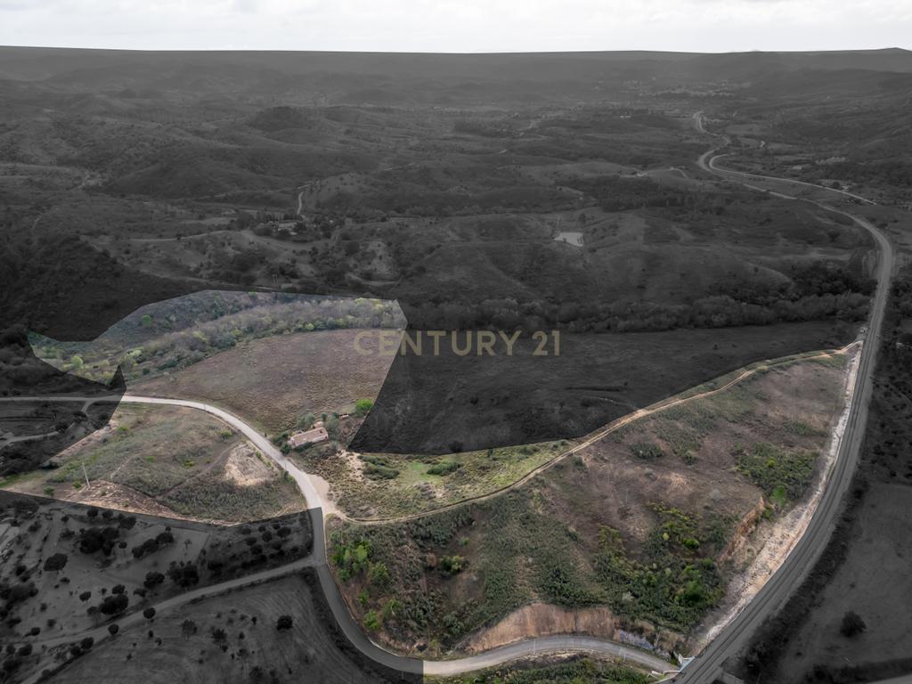 Moradia de 136 m2 para reabilitar em lote urbano de 960m2 num terreno total de 9 hectares localizada em São Marcos da Serra - Image 35