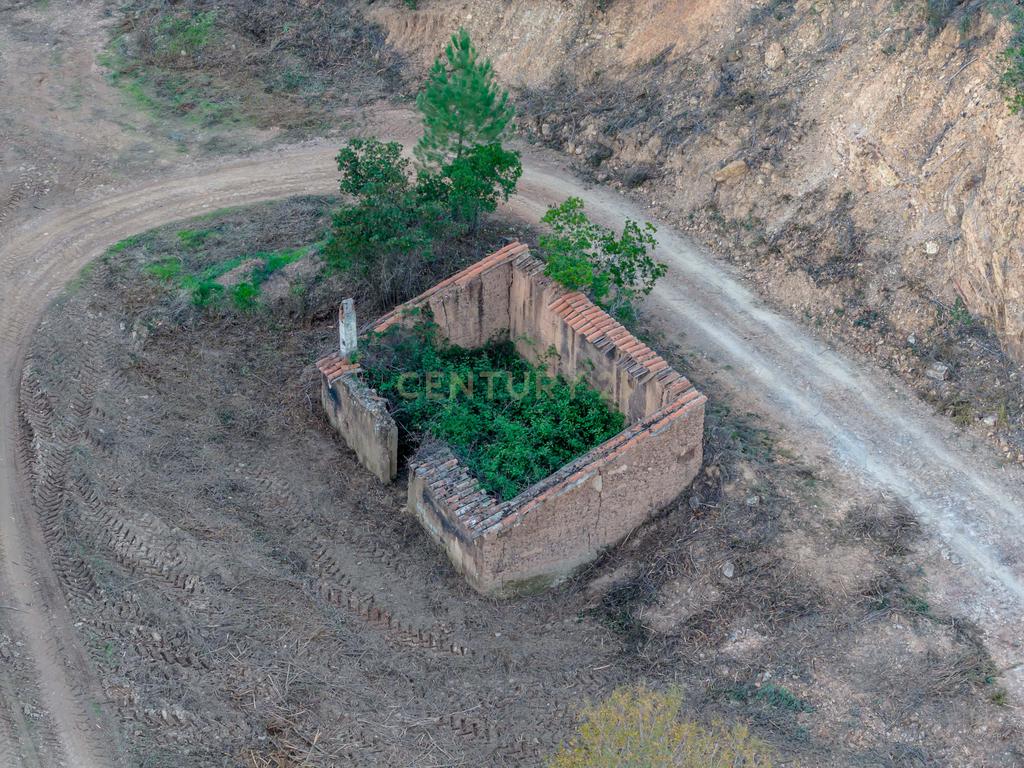 Terreno Rústico de 21 Hectares em Monchique - Image 6