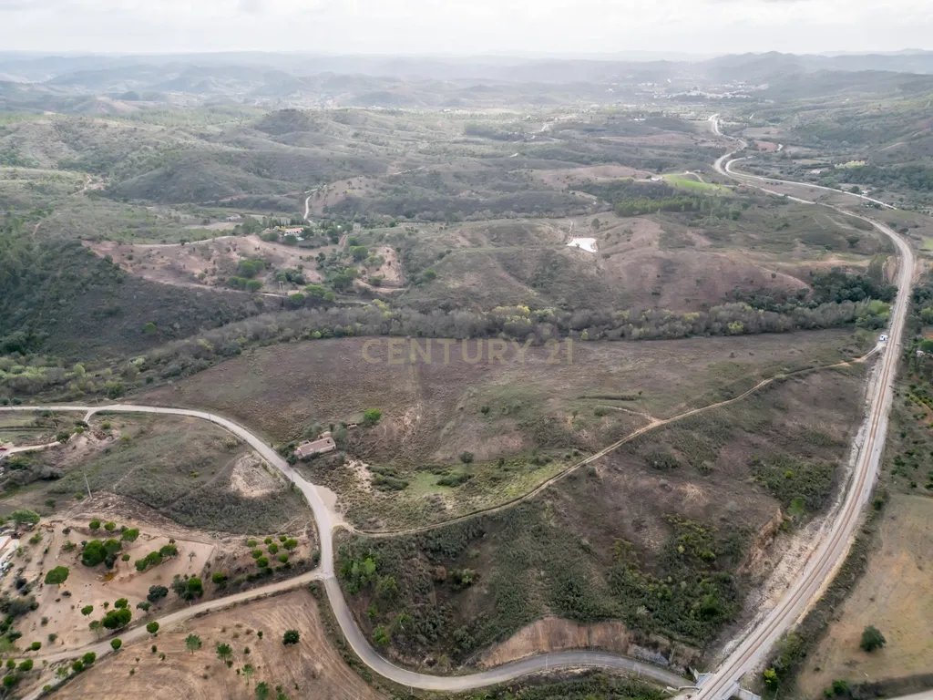 Moradia de 136 m2 para reabilitar em lote urbano de 960m2 num terreno total de 9 hectares localizada em São Marcos da Serra - Image 24