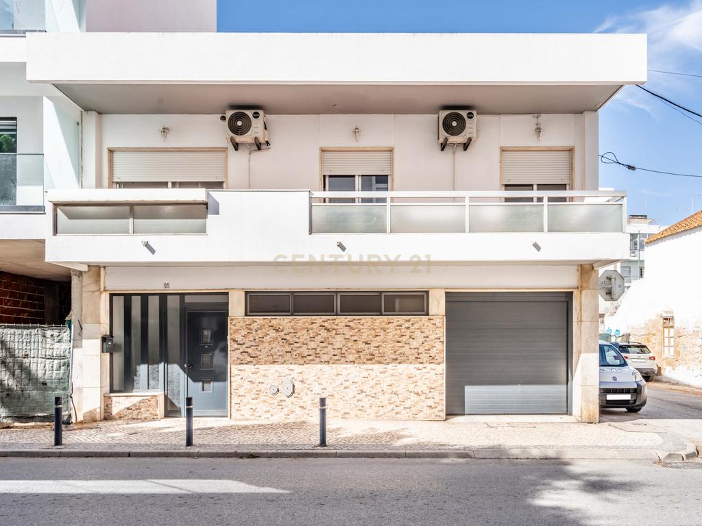 Moradia T6 com Piscina e 2 Anexos em Faro – Totalmente Renovada com Materiais de Alta Qualidade - Image 34