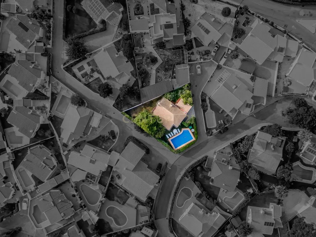 Moradia Isolada C/piscina e jardim - Image 44