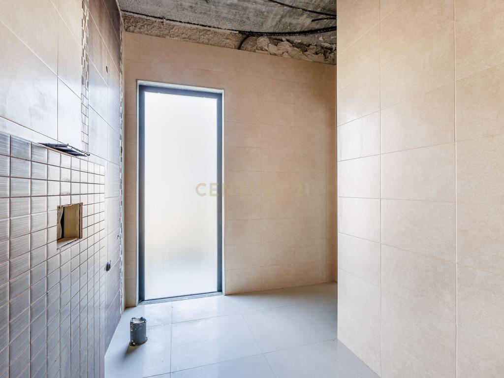 Terreno com moradia contemporânea para terminar - Urbanização Cerro Azul, Quelfes - Image 21