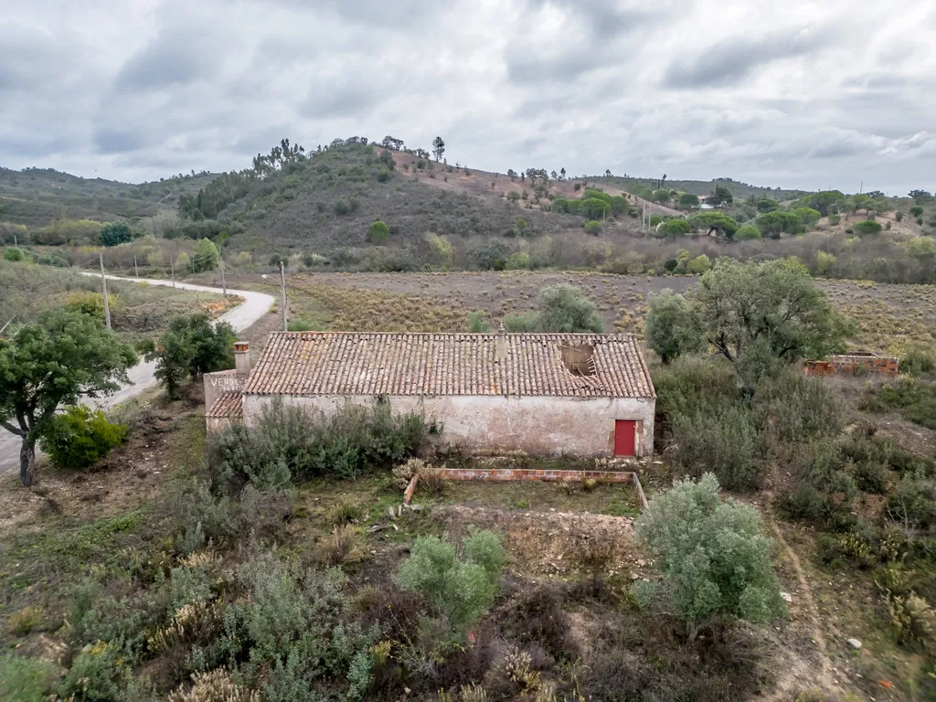 Moradia de 136 m2 para reabilitar em lote urbano de 960m2 num terreno total de 9 hectares localizada em São Marcos da Serra - Image 3
