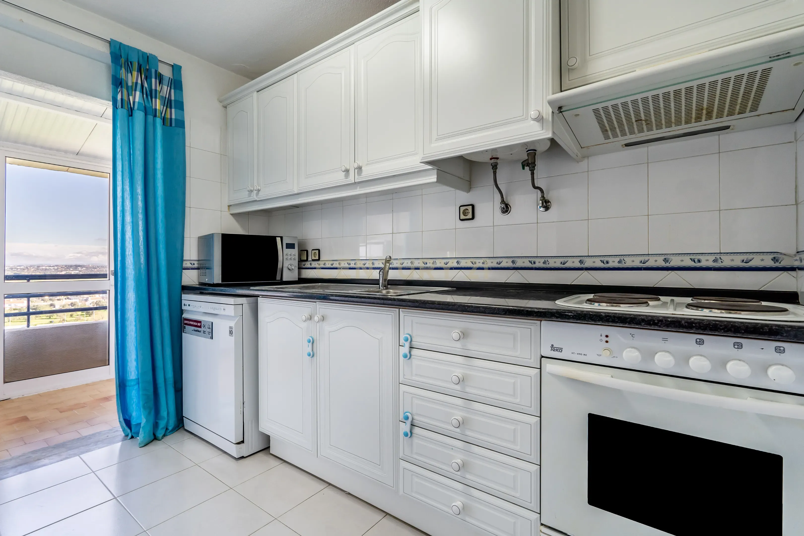 Apartamento T1 | Vista mar | Piscina | Garagem Box | Praia 200mt | Armação de Pera | Algarve - Image 12