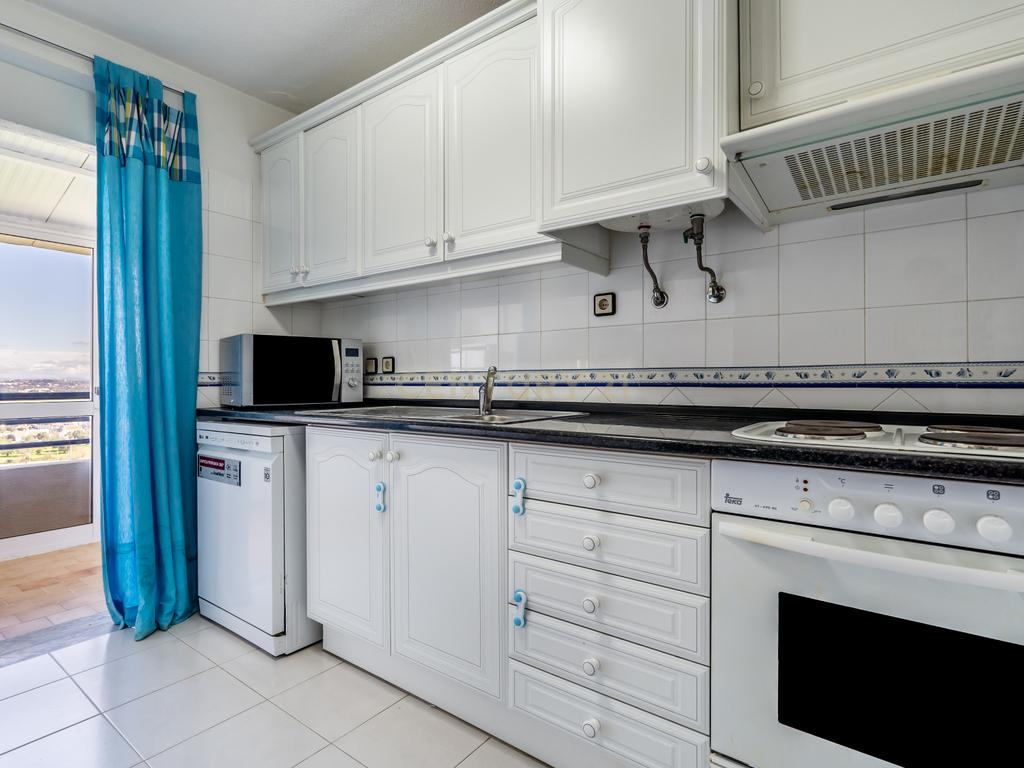 Apartamento T1 | Vista mar | Piscina | Garagem Box | Praia 200mt | Armação de Pera | Algarve - Image 16