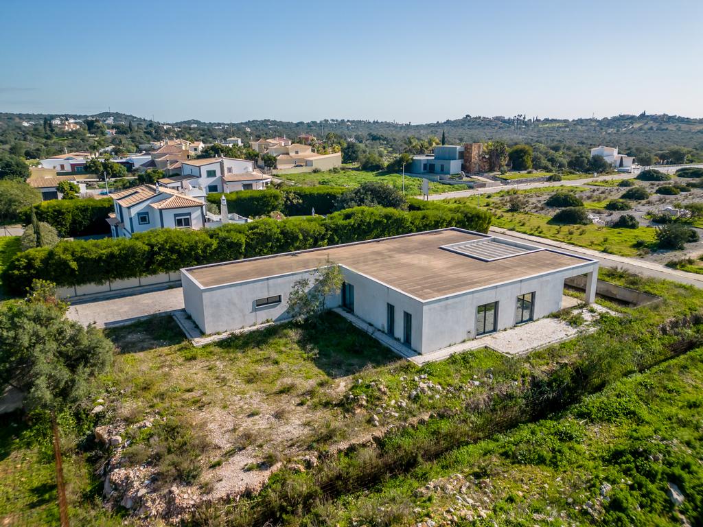 Terreno com moradia contemporânea para terminar - Urbanização Cerro Azul, Quelfes - Image 31