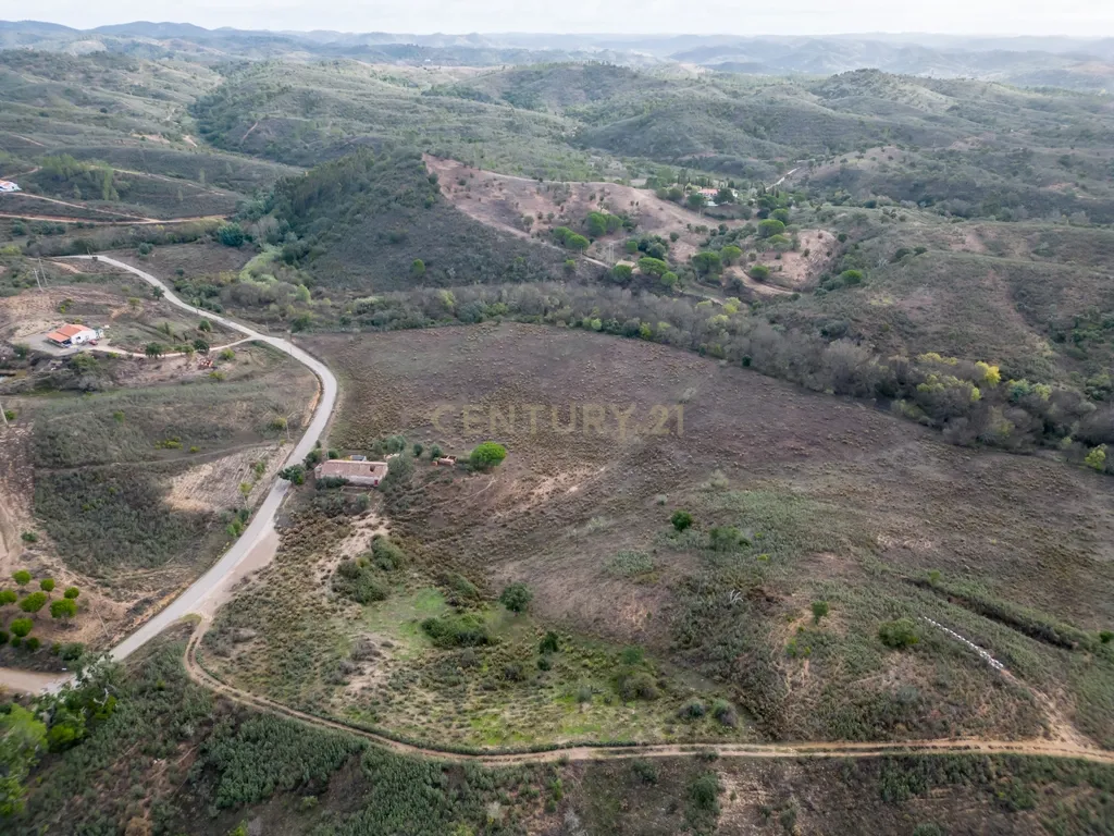 Moradia de 136 m2 para reabilitar em lote urbano de 960m2 num terreno total de 9 hectares localizada em São Marcos da Serra - Image 30