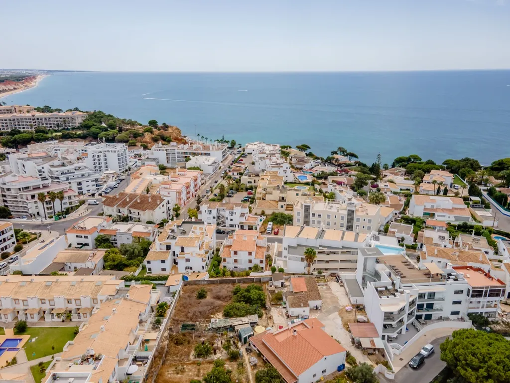 Apartamento T3 em Olhos de Água Vista-Mar - Image 3