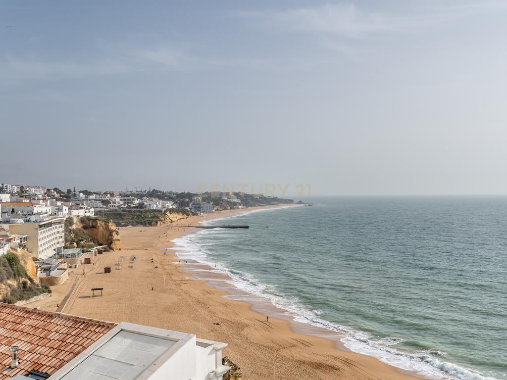 Moradia em Frente ao Mar com piscina, e grandes espaços exteriores. - Image 7