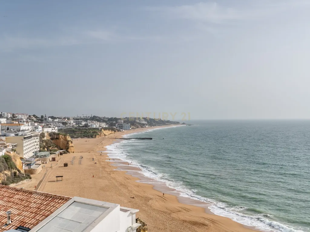 Moradia em Frente ao Mar com piscina, e grandes espaços exteriores. - Image 7