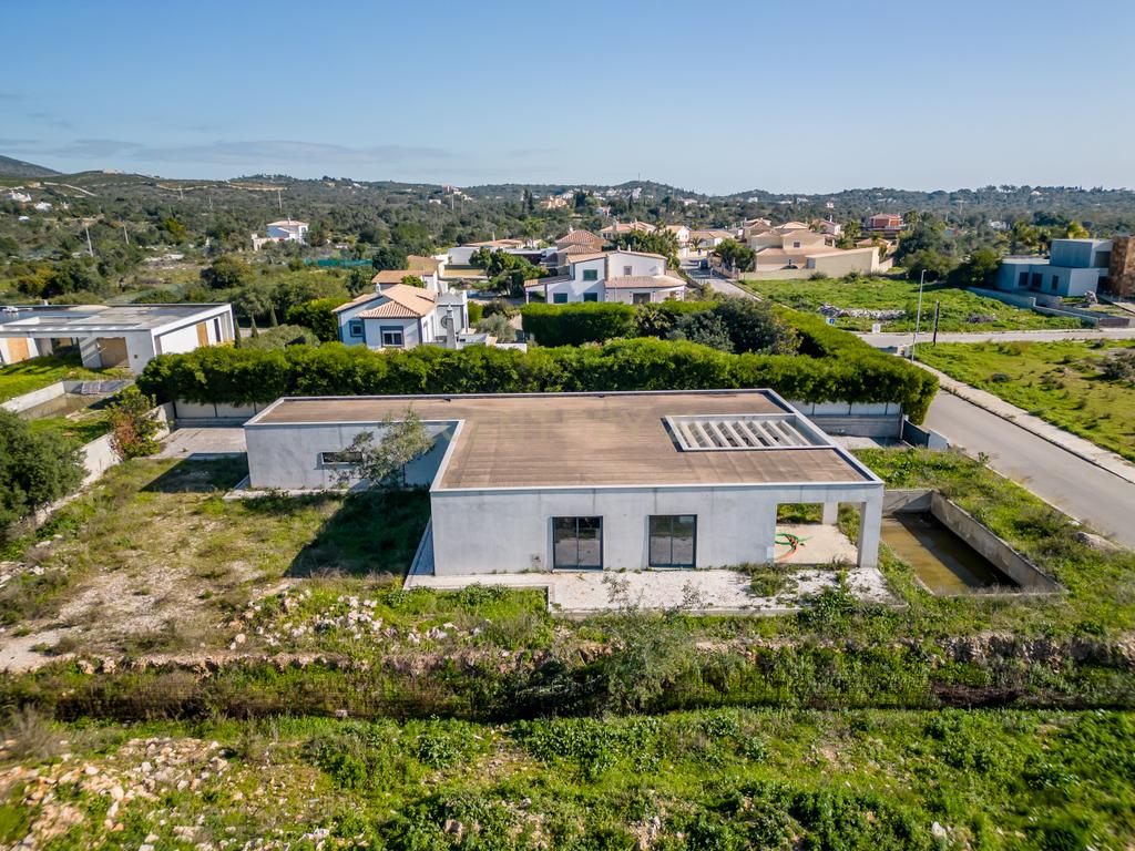 Terreno com moradia contemporânea para terminar - Urbanização Cerro Azul, Quelfes - Image 34