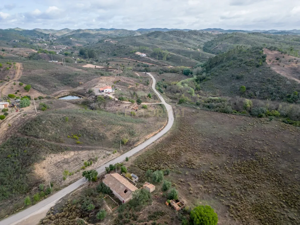 Moradia de 136 m2 para reabilitar em lote urbano de 960m2 num terreno total de 9 hectares localizada em São Marcos da Serra - Image 25